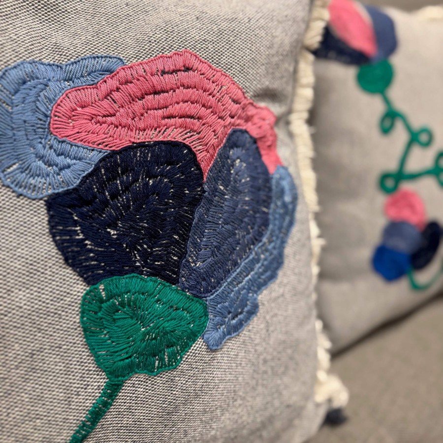 Dekoratyvinė siuvinėta pagalvėlė