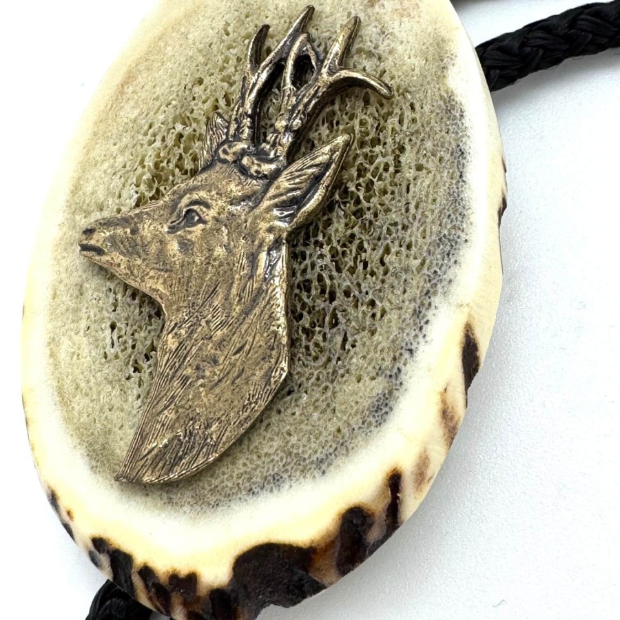 Kaklajuostė su rago ir bronzos medalionu